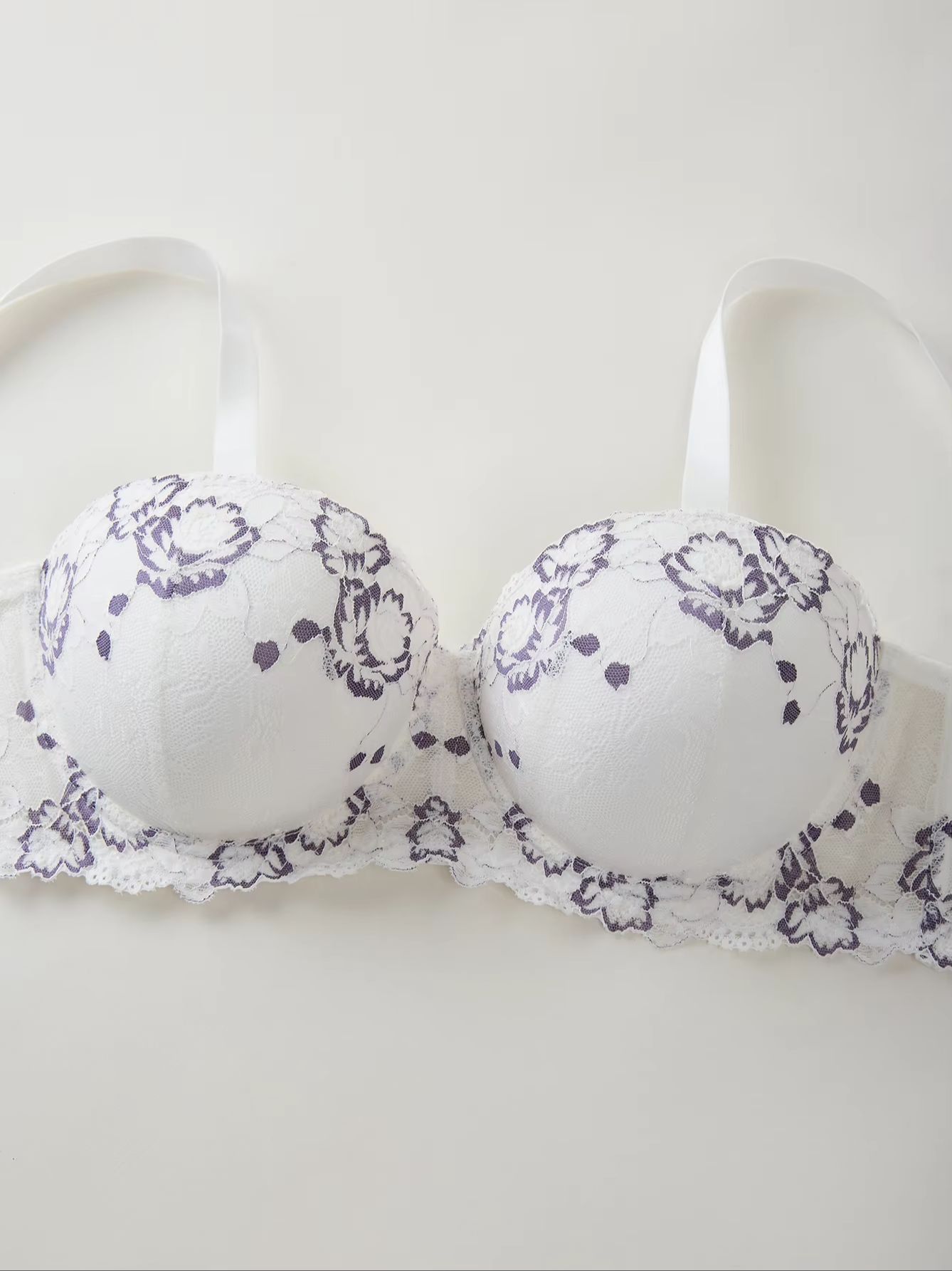 プラスサイズ レース＆刺繍入り レディースブラ ワイドストラ - Embroidery Lace のレビューと価格