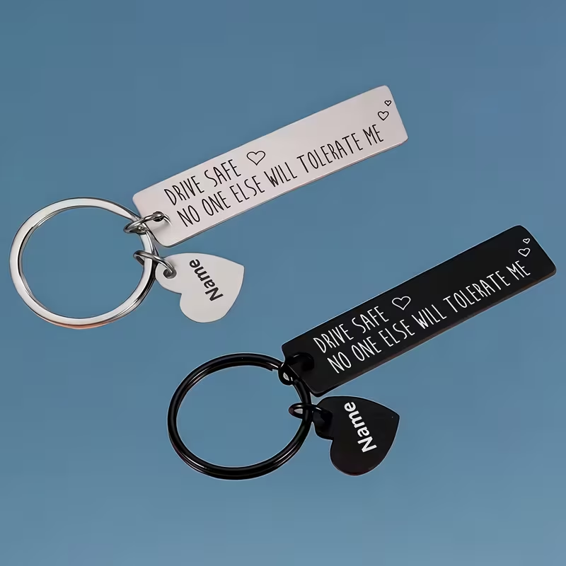 カスタマイズされたレーザー彫刻名入りレターペンダントキーチェ - Embroidery Alphabet のレビューと価格
